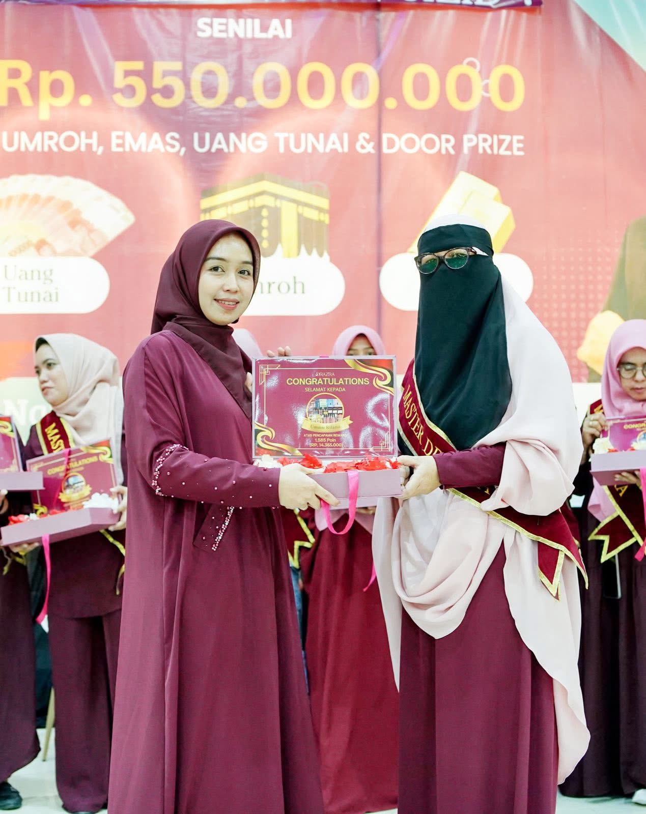 Penyerahan penghargaan kepada Ummu Rifana
